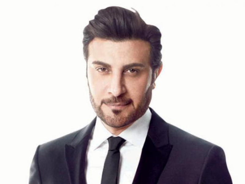 اضغط لمشاهدة الفيديو: الدافع الغريب وراء واقعة عناق فتاة سعودية لماجد المهندس على المسرح